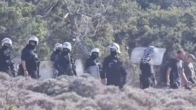 Συνοδεία-ΜΑΤ-κατεδαφίζουν-τις-καλύβες-από-τις-παραλίες-στη-Γαύδο