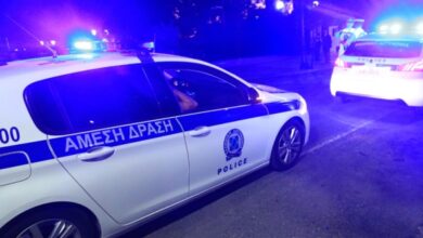 Συναγερμός-στο-Νέο-Κόσμο:-Άνδρας-έχει-ταμπουρωθεί-στο-σπίτι-του