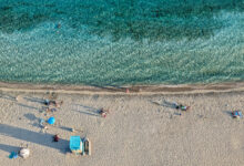 Απάτητες-παραλίες-2026:-Δείτε-πίνακες-με-τις-περιοχές-που-απαγορεύονται-καντίνες-και-ξαπλώστρες