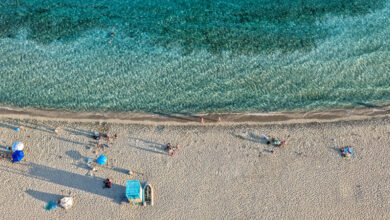 Απάτητες-παραλίες-2026:-Δείτε-πίνακες-με-τις-περιοχές-που-απαγορεύονται-καντίνες-και-ξαπλώστρες