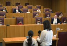 Η-δίκη-της-«δασκάλας-με-τα-μήλα»:-Η-πρώτη-εικονική-δίκη-με-δικαστές-στο-ΣτΕ,-παιδιά-νηπιαγωγείου