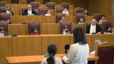 Η-δίκη-της-«δασκάλας-με-τα-μήλα»:-Η-πρώτη-εικονική-δίκη-με-δικαστές-στο-ΣτΕ,-παιδιά-νηπιαγωγείου