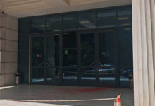 Άγνωστοι-επιτέθηκαν-στο-Διοικητικό-Εφετείο-Αθηνών-με-βαριοπούλες-και-μπογιές