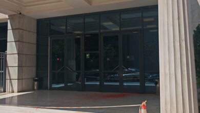 Άγνωστοι-επιτέθηκαν-στο-Διοικητικό-Εφετείο-Αθηνών-με-βαριοπούλες-και-μπογιές