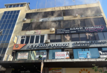 Φωτιά-σε-επιχείρηση-στο-κέντρο-της-Λάρισας,-ισχυρές-δυνάμεις-της-πυορσβεστικής-στην-περιοχή