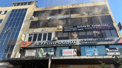 Φωτιά-σε-επιχείρηση-στο-κέντρο-της-Λάρισας,-ισχυρές-δυνάμεις-της-πυορσβεστικής-στην-περιοχή