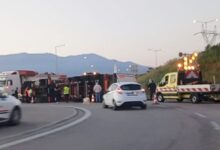 Αντίρριο:-Ανατροπή-νταλίκας-στην-έξοδο-της-γέφυρας,-γέμισε-ο-δρόμος-με-ξυλεία,-δείτε-βίντεο