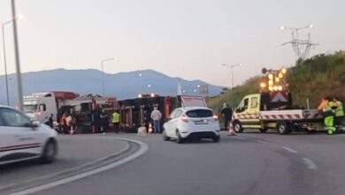 Αντίρριο:-Ανατροπή-νταλίκας-στην-έξοδο-της-γέφυρας,-γέμισε-ο-δρόμος-με-ξυλεία,-δείτε-βίντεο