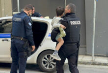 Ελεύθερη-η-μητέρα-του-5χρονου-που-πετούσε-πράγματα-από-το-μπαλκόνι-όσο-ήταν-μόνος-στο-σπίτι