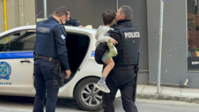 Ελεύθερη-η-μητέρα-του-5χρονου-που-πετούσε-πράγματα-από-το-μπαλκόνι-όσο-ήταν-μόνος-στο-σπίτι