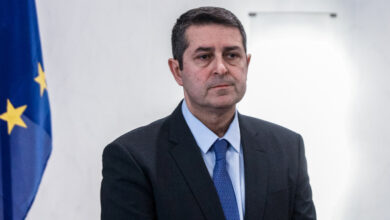 Αντιδρά-μετά-από-17-ημέρες-νοσηλείας-ο-Γιώργος-Μυλωνάκης,-τον-επισκέφτηκε-ο-πρωθυπουργός