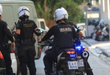 Νέο-Ηράκλειο:-Χειροπέδες-σε-δύο-άνδρες-που-«άνοιγαν»-θυρίδες-έξω-από-σούπερ-μάρκετ