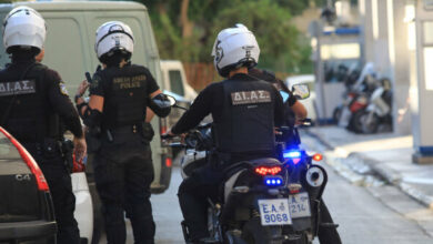 Νέο-Ηράκλειο:-Χειροπέδες-σε-δύο-άνδρες-που-«άνοιγαν»-θυρίδες-έξω-από-σούπερ-μάρκετ