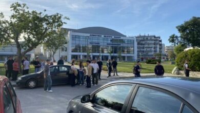 eνταση-στο-δημαρχείο-Βόλου-μετά-από-εισβολή-φοιτητών-σε-ημερίδα,-δείτε-βίντεο-και-φωτογραφίες