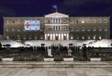 Φωταγωγήθηκε-το-kοινοβούλιο-για-την-Παγκόσμια-Ημέρα-Ερυθρού-Σταυρού-και-Ερυθράς-Ημισελήνου