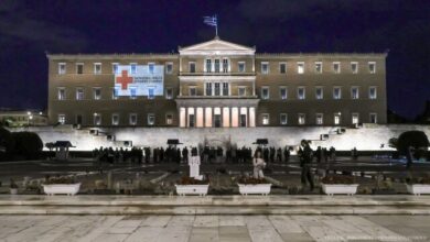 Φωταγωγήθηκε-το-kοινοβούλιο-για-την-Παγκόσμια-Ημέρα-Ερυθρού-Σταυρού-και-Ερυθράς-Ημισελήνου