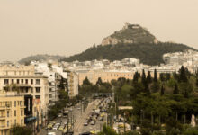 Καιρός:-Σαββατοκύριακο-με-αφρικανική-σκόνη-και-τοπικές-μπόρες-–-Έρχονται-30άρια-από-Δευτέρα