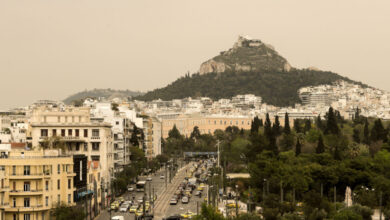 Καιρός:-Σαββατοκύριακο-με-αφρικανική-σκόνη-και-τοπικές-μπόρες-–-Έρχονται-30άρια-από-Δευτέρα