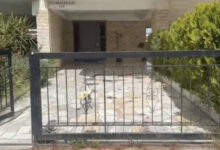 Ηλιούπολη:-Λουλούδια-αφήνουν-στο-σημείο-που-έπεσαν-οι-17χρονες,-δείτε-βίντεο