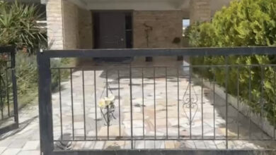 Ηλιούπολη:-Λουλούδια-αφήνουν-στο-σημείο-που-έπεσαν-οι-17χρονες,-δείτε-βίντεο