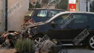 Αυτοκίνητο-κατέληξε-σε-κατάστημα-μετά-από-σφοδρή-σύγκρουση-στη-Λεωφόρο-Μαραθώνος