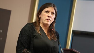 Στα-δικαστήρια-κατά-της-ανέγερσης-του-νέου-δημαρχείου-Αγίας-Παρασκευής-η-Ζωή-Κωνσταντοπούλου
