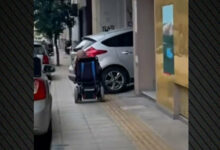 Δείτε-βίντεο:-Αυτοκίνητο-παρκαρισμένο-σε-πεζοδρόμιο-στα-Ιωάννινα-μπλόκαρε-άνδρα-σε-αμαξίδιο