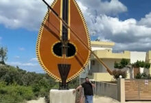 Κρητική-λύρα-διεκδικεί-μια-θέση-στα-βραβεία-Γκίνες,-έχει-ύψος-10-μέτρα