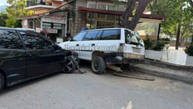Τροχαίο-στη-Λαμία,-αυτοκίνητο-προσέκρουσε-σε-παρκαρισμένο,-δείτε-βίντεο-και-φωτογραφίες