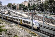 Άνδρας-κρεμάστηκε-με-σχοινί-πάνω-από-γραμμή-του-Προαστιακού-στις-Αχαρνές