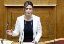 Αδιαθεσία-για-την-Αγαπηδάκη-στη-Βουλή,-μεταφέρθηκε-στο-ιατρείο-με-χαμηλό-οξυγόνο