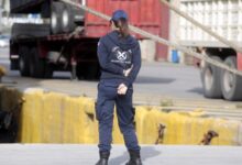Συναγερμός-στον-Πειραιά:-Αυτοκίνητο-έπεσε-στο-λιμάνι,-απεγκλωβίστηκε-σώος-ο-89χρονος-οδηγός