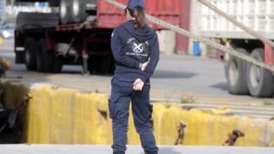 Συναγερμός-στον-Πειραιά:-Αυτοκίνητο-έπεσε-στο-λιμάνι,-απεγκλωβίστηκε-σώος-ο-89χρονος-οδηγός