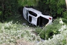 Σοβαρό-τροχαίο-εξώ-από-τη-Λαμία:-Αυτοκίνητο-ανετράπη-και-κατέληξε-εκτός-δρόμου,-δείτε-εικόνες