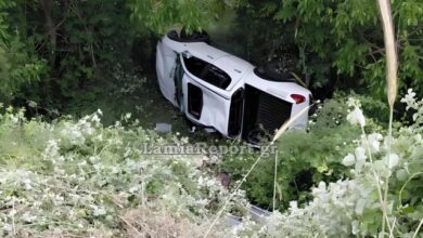 Σοβαρό-τροχαίο-εξώ-από-τη-Λαμία:-Αυτοκίνητο-ανετράπη-και-κατέληξε-εκτός-δρόμου,-δείτε-εικόνες