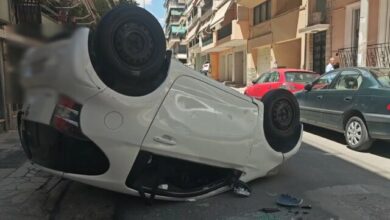 Τροχαίο-στον-Πειραιά:-Τούμπαρε-ΙΧ,-απεγκλωβίστηκε-ο-οδηγός,-δείτε-βίντεο