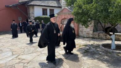 Ο-Αρχιεπίσκοπος-Αμερικής-και-φοιτητές-Θεολογίας-επισκέπτονται-το-Άγιον-Όρος