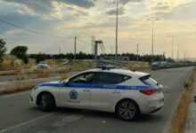 Λάρισα:-Φορτηγό-ξήλωσε-γέφυρα-σήμανσης-και-έπεσε-σε-μάντρα,-ένας-τραυματίας