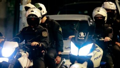 Τροχαίο-στη-Λεωφόρο-Αθηνών,-αυτοκίνητο-έκανε-ελιγμό-και-έπεσε-πάνω-σε-ομάδα-ΔΙΑΣ