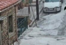 Σφοδρή-χαλαζόπτωση-στα-Τρόπαια-Αρκαδίας,-το-έστρωσε-στους-δρόμους:-Δείτε-βίντεο
