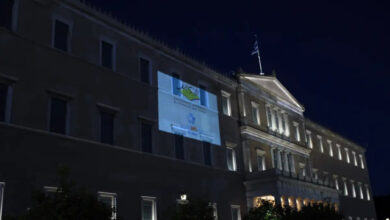 Η-Βουλή-φωταγωγήθηκε-για-την-Παγκόσμια-Ημέρα-Σκλήρυνσης-Κατά-Πλάκας