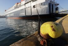 Απέπλευσε-από-τη-Μυτιλήνη-το-«Νήσος-Ρόδος»-μετά-τον-τραυματισμό-καβοδέτη-κατά-την-απόδεση