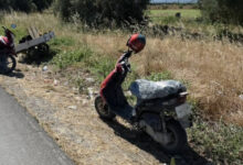 Απίστευτο-τροχαίο-στη-Μεσαρά:-Μηχανή-έπεσε-πάνω-σε-σταματημένο-μηχανάκι-που-έσερνε-καρότσα