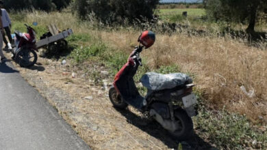 Απίστευτο-τροχαίο-στη-Μεσαρά:-Μηχανή-έπεσε-πάνω-σε-σταματημένο-μηχανάκι-που-έσερνε-καρότσα