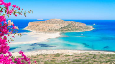Περιπέτεια-για-δύο-κοπέλες-στην-Κρήτη:-Τις-παρέσυρε-ο-αέρας-ενώ-έκαναν-sup-στον-Μπάλο