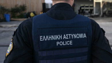 Λάρισα:-21χρονος-έστειλε-αστυνομικό-στο-νοσοκομείο-με-κουτουλιά-μέσα-στο-Αστυνομικό-Μέγαρο