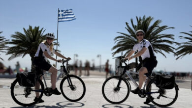 Περιπολίες-αστυνομικών-με-ποδήλατα-στην-παραλιακή-της-Κατερίνης,-δείτε-φωτογραφία
