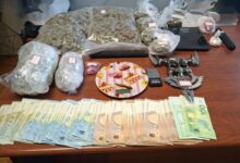 Συμμορία-διακινούσε-κοκαΐνη-και-κάνναβη-στη-Θεσσαλονίκη,-τι-βρέθηκαν-στα-σπίτια-τους
