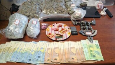 Συμμορία-διακινούσε-κοκαΐνη-και-κάνναβη-στη-Θεσσαλονίκη,-τι-βρέθηκαν-στα-σπίτια-τους