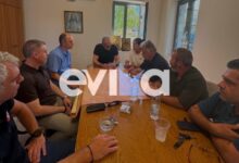Στο-Προκόπι-Ευβοίας-ο-υπουργός-Πολιτικής-Προστασίας-Ευάγγελος-Τουρνάς-μετά-τον-σεισμό